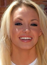 Kelly strips off her shirt outside!